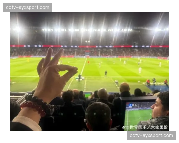 镜头捕捉：看台上出现多名NBA球星观战巴黎圣日耳曼比赛